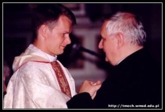 Ks. Robert udzielaj�cy b�ogos�awie�stwa prymicyjnego w seminarium. [fot. tm]