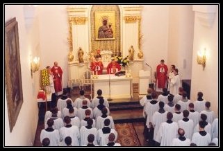 Msza w Kaplicy. *(fot. Fotograf Seminaryjny AD 2004)